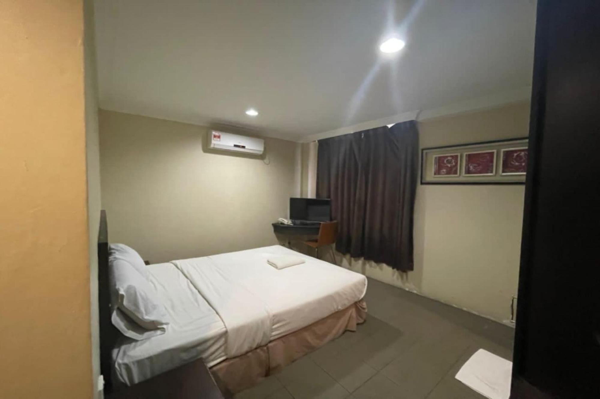 Oyo 90411 Perdana Hotel Labuan Exteriör bild